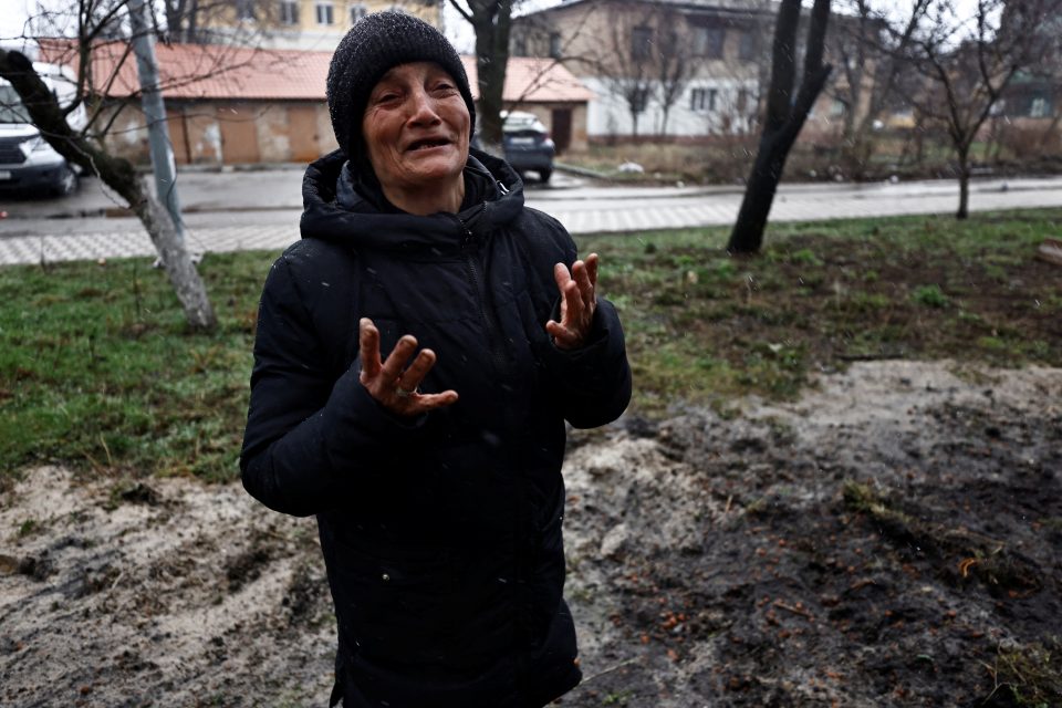 Táňa Nadaškivská oplakává manžela,  kterého ruští vojáci zastřelili nedaleko sklepa u jejich domu v Buče. | foto: Zohra Bensemra,  Reuters