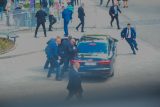 Ochranka odvádí slovenského premiéra Roberta Fica po střelbě