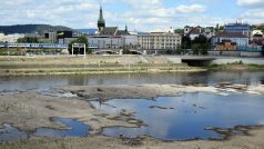 Nízký stav řeky Labe při průtoku Ústí nad Labem (ilustrační foto)
